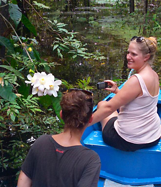 Passeio de Canoa Motorizada